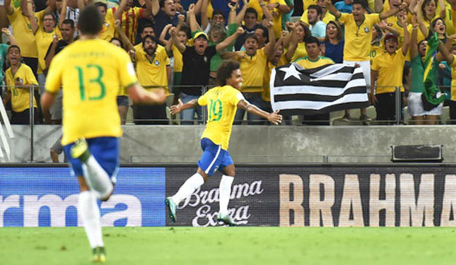 Willian comemora gol com a camisa da Seleção Brasileira  (Foto: Nelson Almeida/AFP)