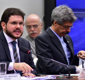 O presidente da CPI, Hugo Motta, e o relator, Luiz Sérgio, na sessão em que o relatório final foi aprovado