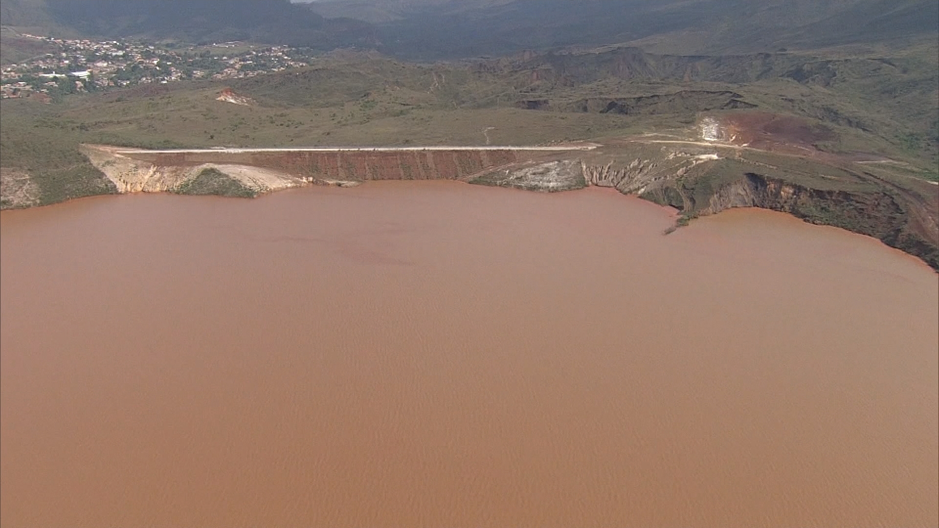 Barragem Germano é monitorada após rompimento da barragem do Fundão em Mariana, na Região Central de Minas (Foto: Reprodução/TV Globo)