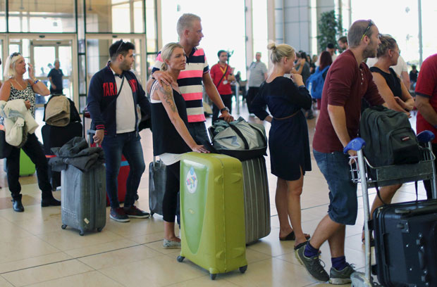 Turistas britânicos embarcam em voos para deixar o aeroporto de Sharm el-Sheikh, no Egito, nesta sexta-feira (6) (Foto: Asmaa Waguih/Reuters)