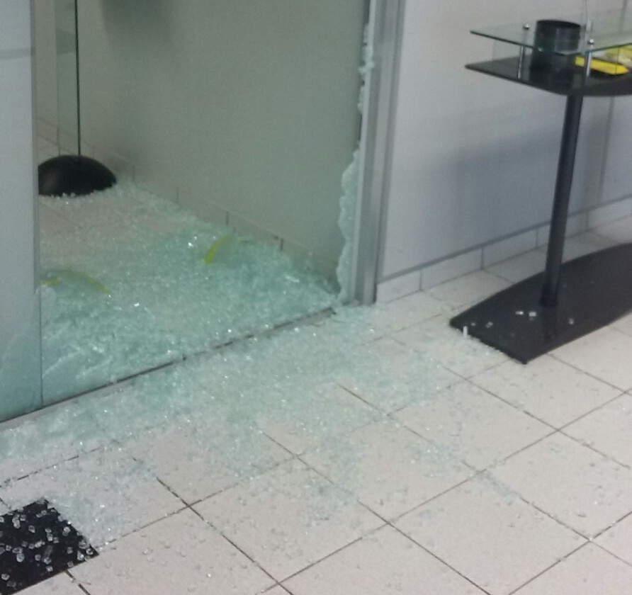 Bandidos quebraram a porta que dá acesso ao cofre da agência Foto: Reprodução/Whatsapp)