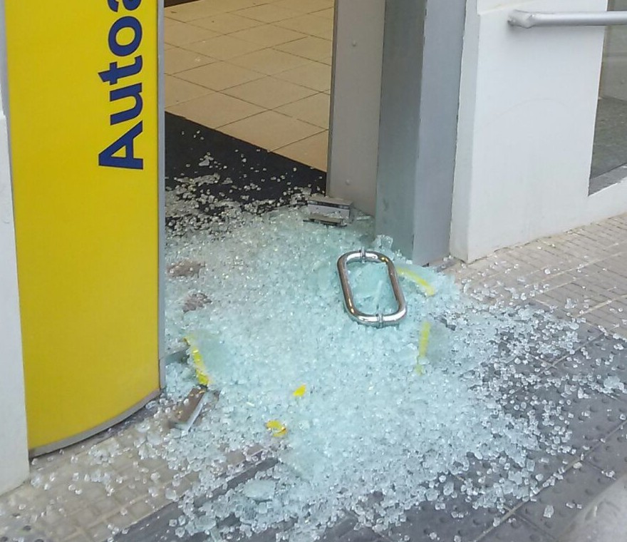 Bandidos quebraram a porta que dá acesso ao interior do banco Foto: Reprodução/Whatsapp)