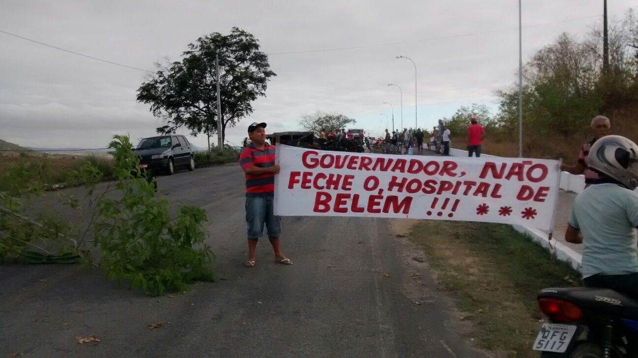 Rodovia foi bloqueada pelos moradores (Foto: Reprodução/Facebook)