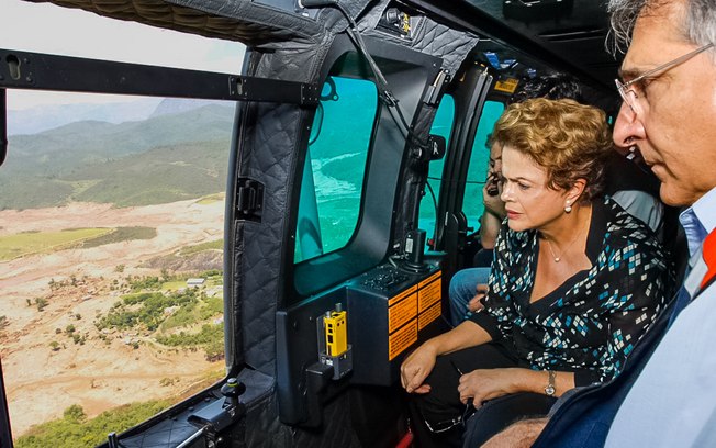 Presidente Dilma Rousseff durante sobrevoo das áreas atingidas pelo rompimento das Barragens Fundão e Santarém