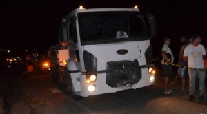Moto em que estavam os homens colidiu em um caminhão Foto: Radar Sertanejo)