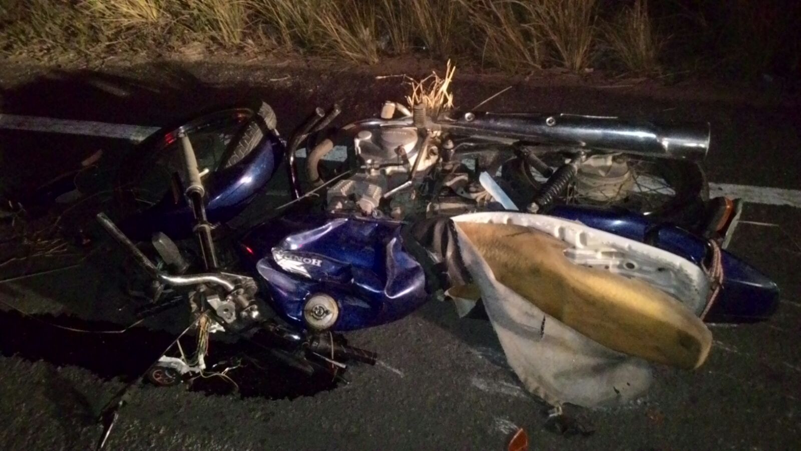 Motocicleta que homem conduzia ficou destruída (Foto: Tony Freire)