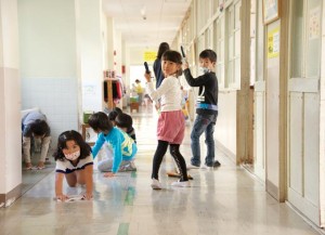 Educadores japoneses defendem que ação ajuda na construção de noções de responsabilidade (Foto: Marcelo Hide/BBC)