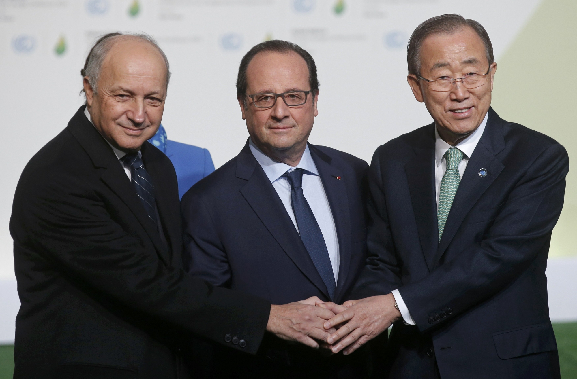 O presidente da França, François Hollande, o chanceler francês, Laurent Fabius, e o secretário-geral da ONU, Kofi Annan, são vistos na sede da COP21, em Paris, nesta segunda-feira (30) (Foto: Christian Hartmann/Reuters)