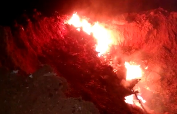 Destroços de avião em chamas após queda na divisa entre Goiás e Minas Gerais (Foto: Fábio Henrique Farias / Arquivo pessoal)