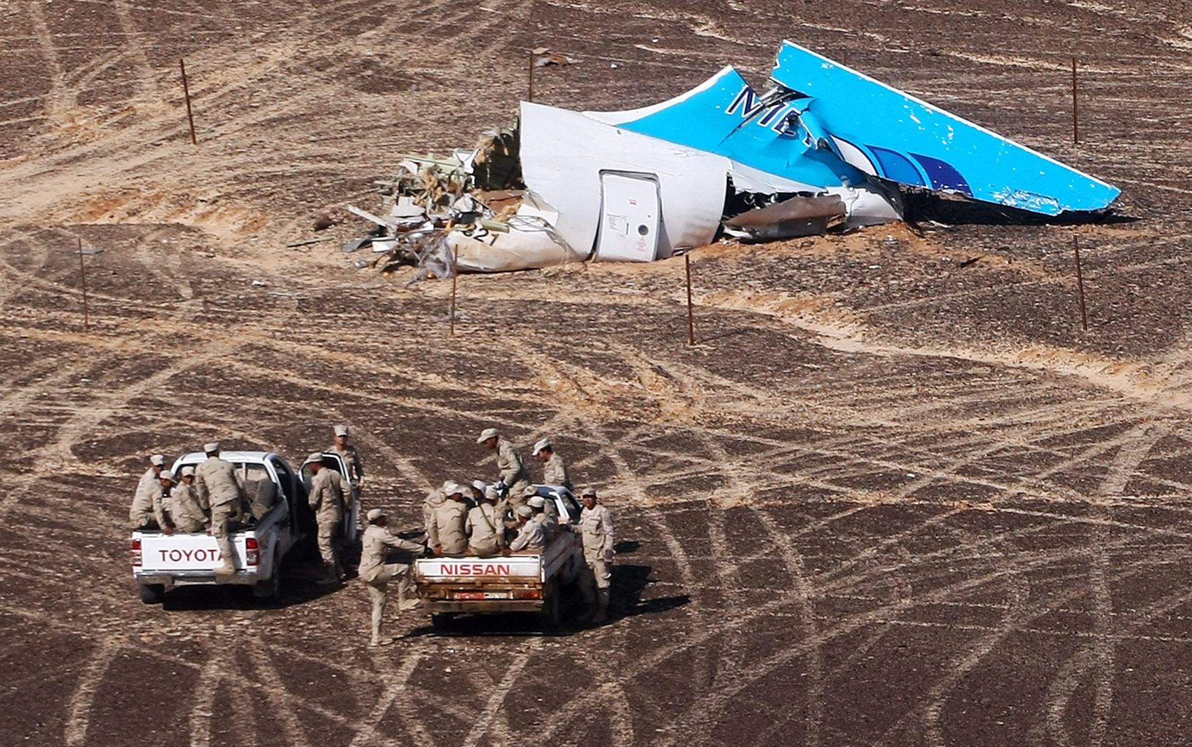 Foto do dia 1º divulgada nesta terça (3) mostra os destroços do avião russo A321 em Wadi al-Zolomat, no Egito (Foto: Maxim Grigoryev/Ministério de Emergencias da Rússia/via AFP)