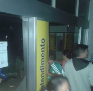 Alunos foram usados como barreira na estrada Foto: ReproduçãoqWhatsApp)