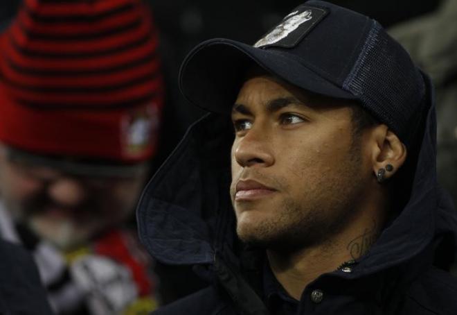 Neymar assiste à partida entre Barcelona e Bayer Leverkusen