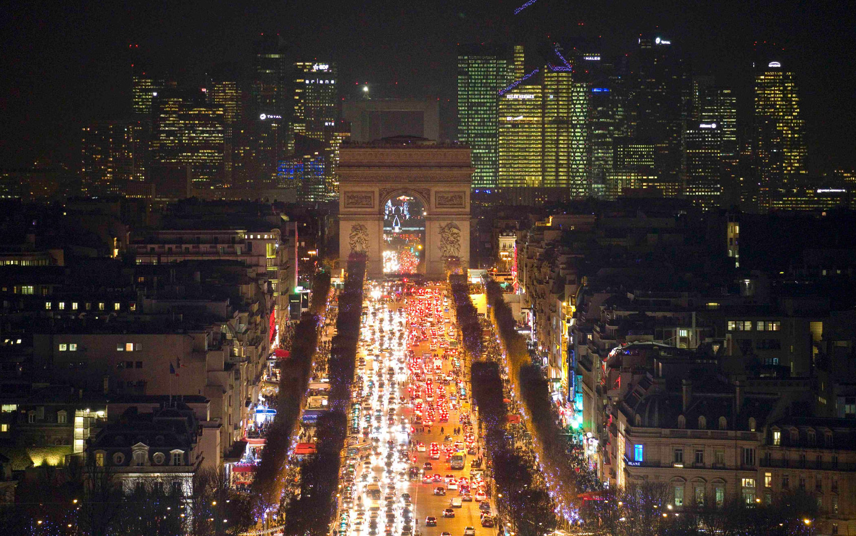 A avenida Champs-Elysées é vista no horário do rush com o Arco do Triunfo ao fundo em Paris, na França (Foto: Charles Platiau/Reuters)