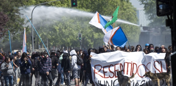 Estudantes entram em conflito com a polícia em Santiago, no Chile, durante manifestação contra projeto de reforma educacional do governo, em outubro (Foto: AFP Photo/Martin Bernetti)
