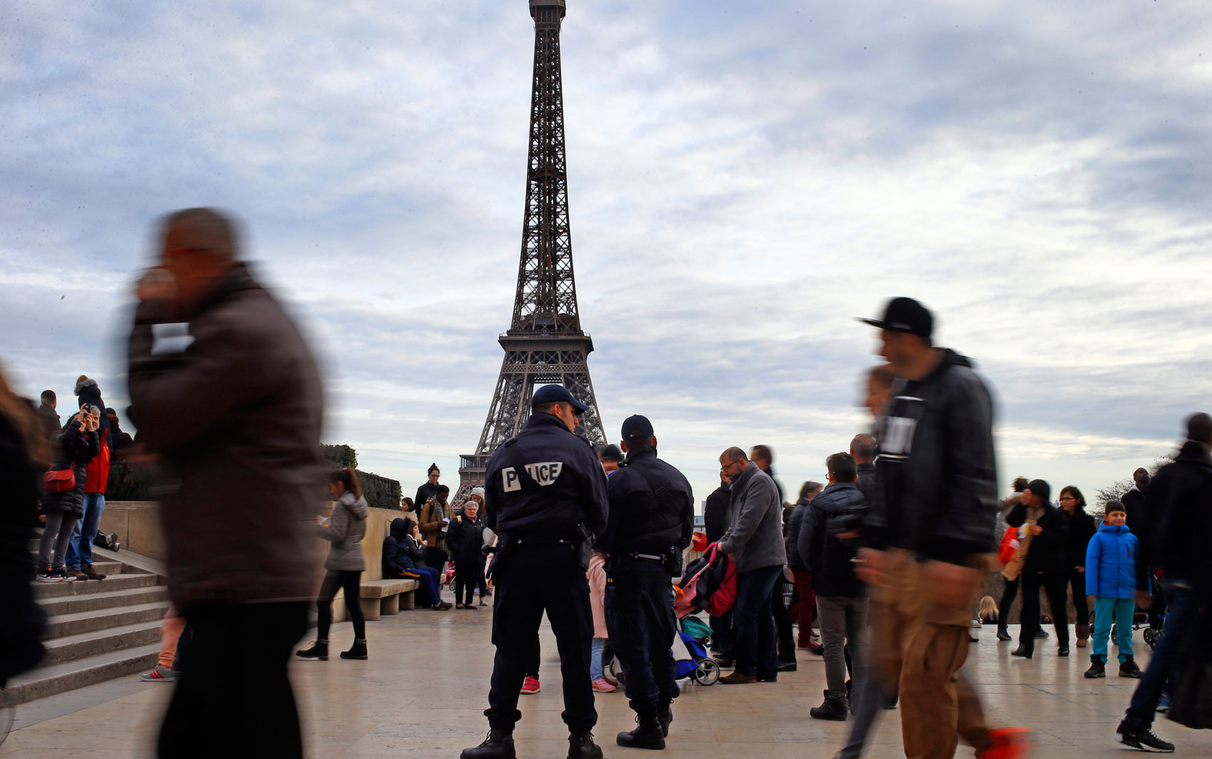 Policiais franceses reforçam segurança na Praça do Trocadero, perto da Torre Eiffel, em Paris. Queima de fogos no Réveillon foi suspensa por medida de segurança (Foto: Francois Mori/AP)
