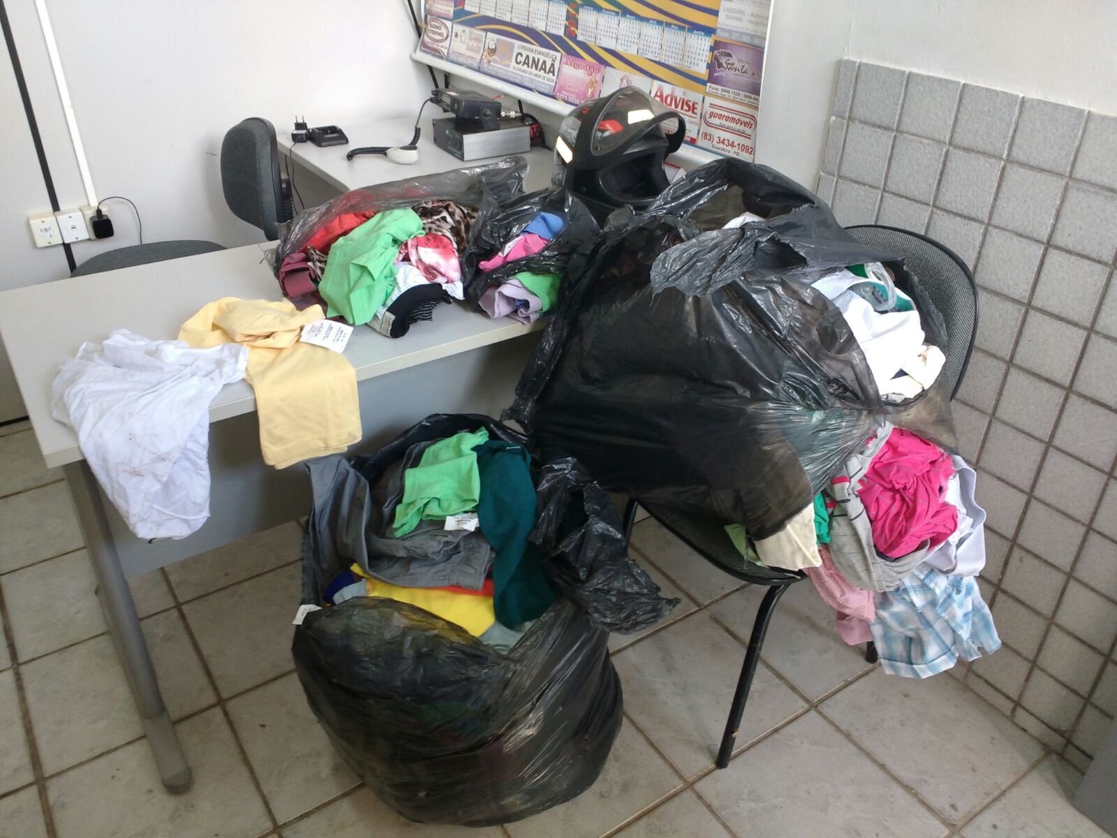 Polícia recuperou roupas e acessórios furtados pelos menores (Foto: Divulgação/Polícia Civil)