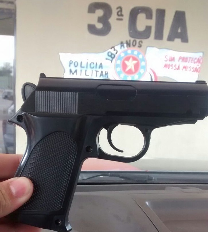 Arma de plástico foi encontrada com jovem de 22 anos Foto: Divulgação)