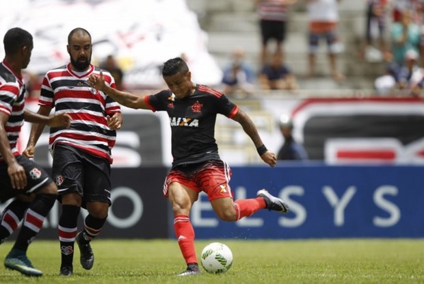 Flamengo foi derrotado pelo Santa Cruz no Recife (Foto: Gilvan de Souza / FlaImagem)