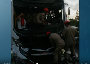 Motorista de um dos ônibus ficou presa às ferragens e precisou ser retirada com a ajuda dos Bombeiros