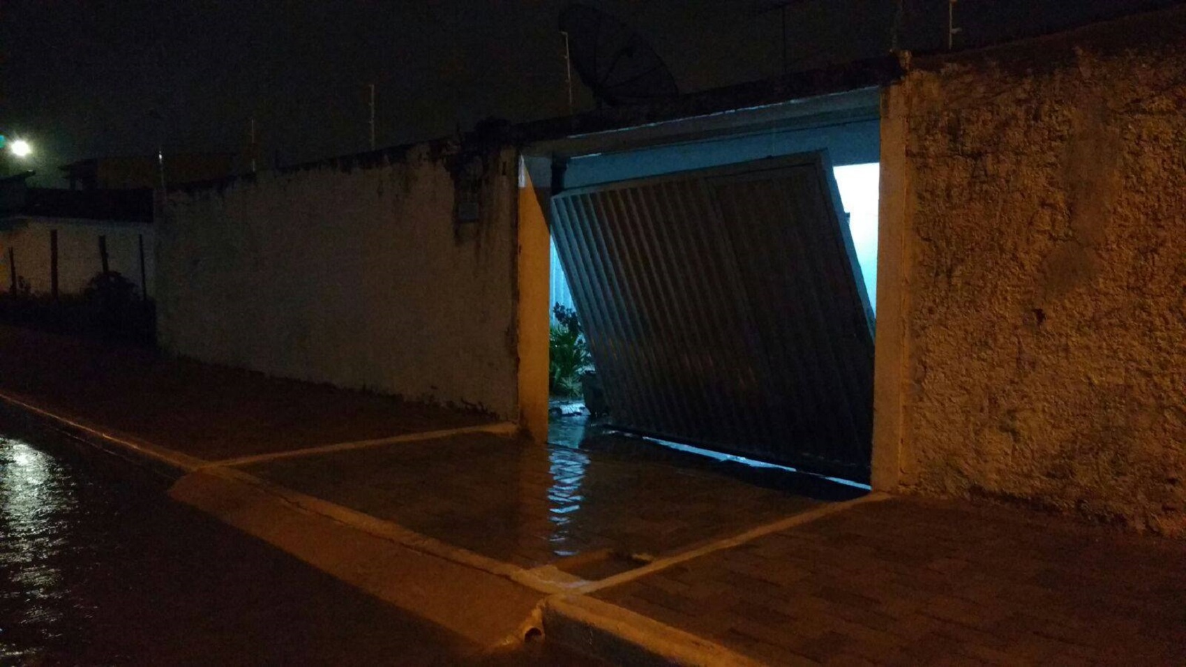 Chuva arrastou portão de casa no Catolé, em Campina Grande. (Foto: Ittallo Frienddch / Arquivo Pessoal)