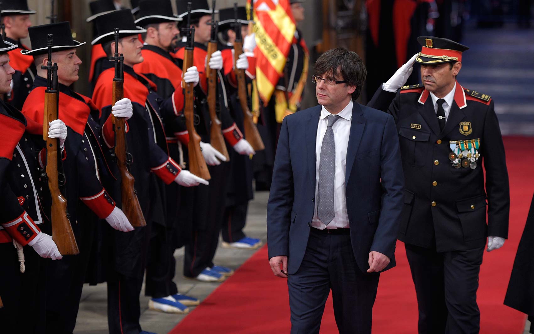 O separatista Carles Puigdemont chea ao Palácio da presidência da Catalunha nesta terça-feira (12) em Barcelona, para posse como presidente da região (Foto: LLUIS GENE / AFP)