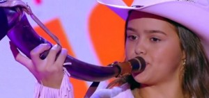 Fabiana Gomes toca berrante na estreia de The Voice Kids na Globo