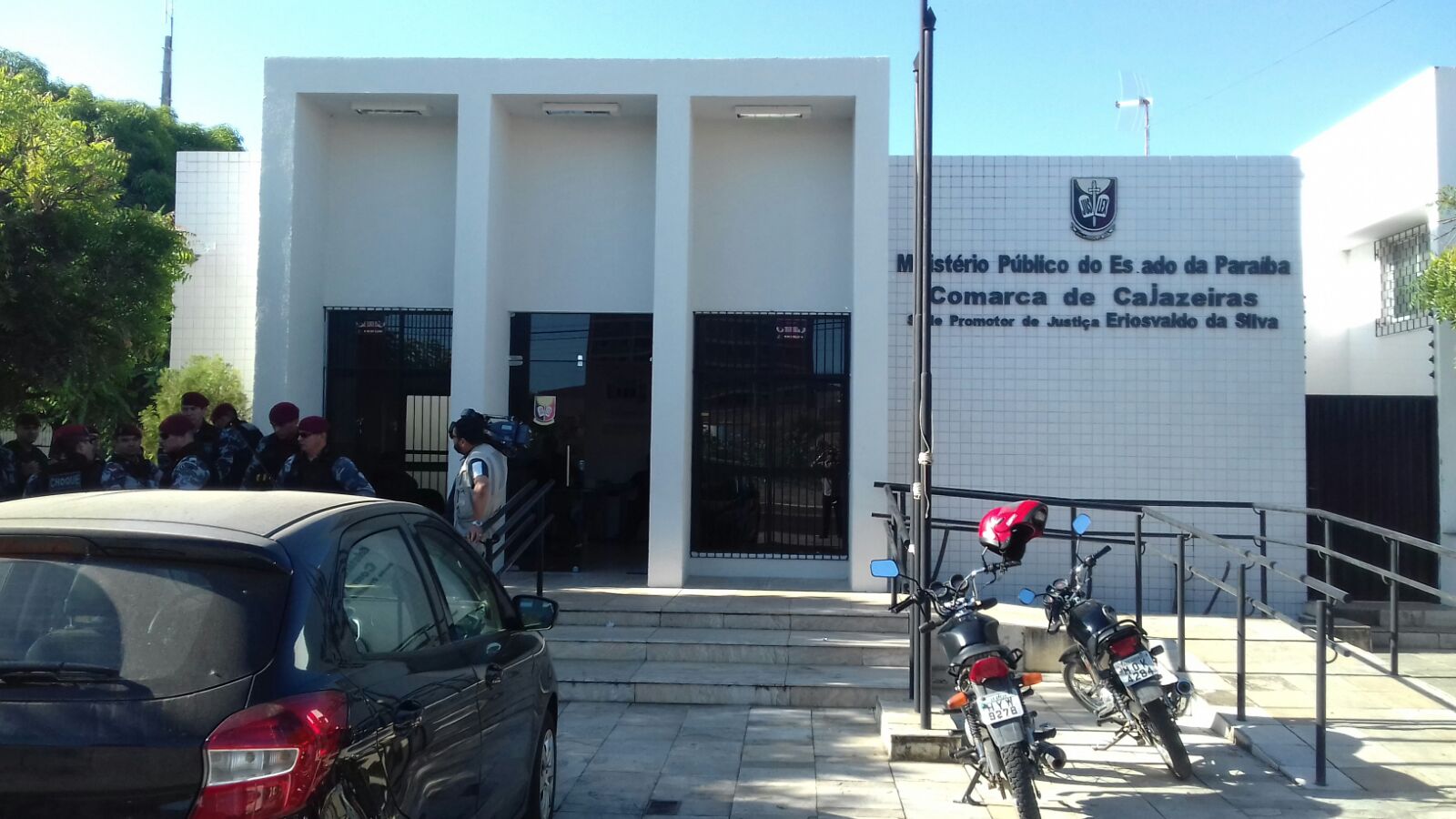 Prefeita de Monte Horebe foi presa e encaminhada para a sede do Ministério Público Estadual em Cajazeiras (Foto: Felipe Valentim)