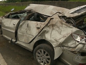 Carro sobrou em uma curva e saiu da pista, na BR-101, em Pedras de Fogo (Foto: Reprodução/TV Cabo Branco)
