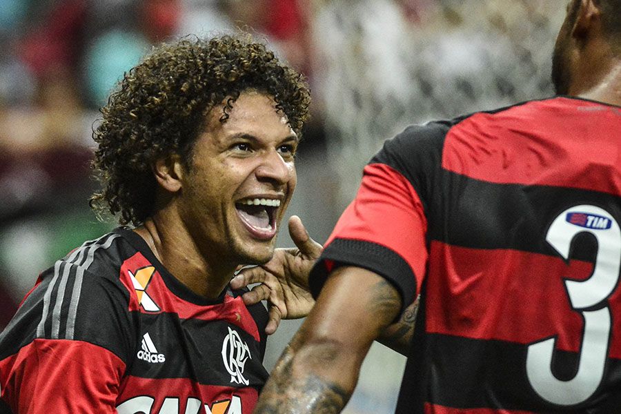 Willian Arão fez o primeiro do Flamengo (Foto: Ricardo Botelho/Brazil Photo Press/Folhapress)