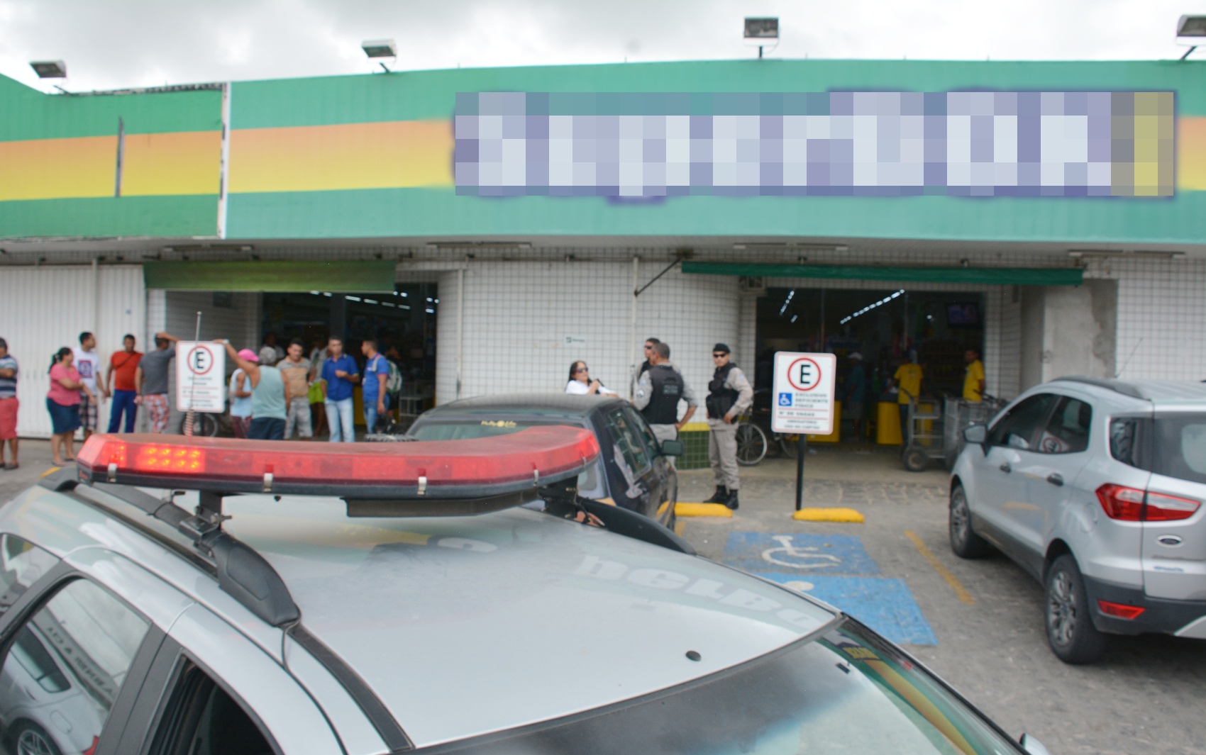 Polícia Militar esteve no supermercado para buscar mais informações sobre a tentativa de assalto (Foto: Walter Paparazzo
