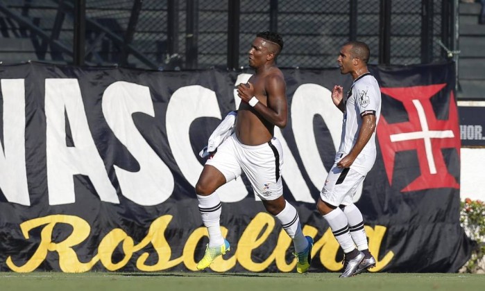 Thalles tirou a camisa para comemorar o gol do Vasco sobre o Botafogo (Foto: Alexandre Cassiano / Agência O Globo)