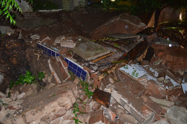 O muro de um cemitério de Cajazeiras desabou e
um caixão parou no meio da rua
(Foto: Ângelo Lima/Arquivo Pessoal)