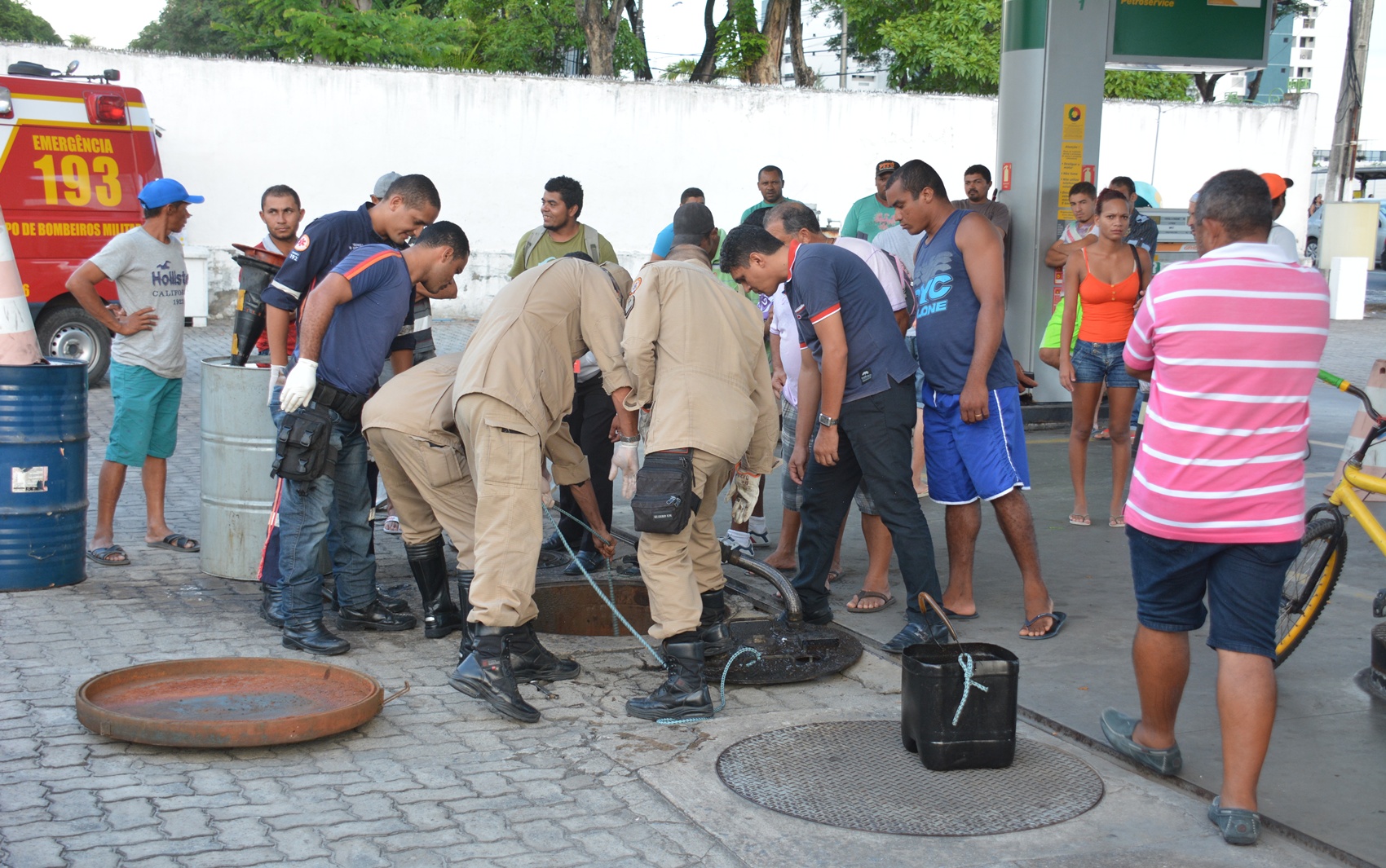 Corpo de Bombeiros realiza resgate do homem que caiu em um tanque de gasolina em João Pessoa (Foto: Walter Paparazzo)