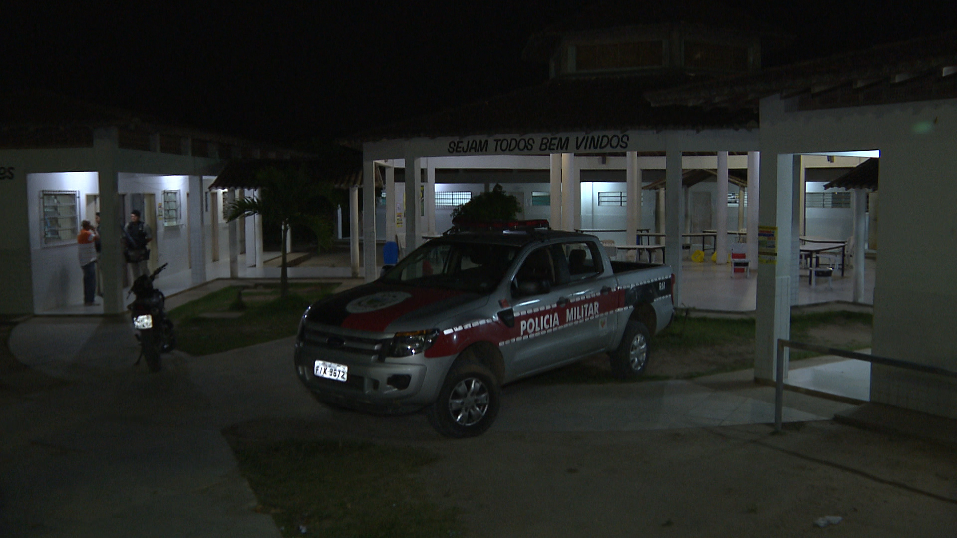 O jovem, que tinha 18 anos, foi morto dentro de uma escola em São Sebastião de Lagoa de Roça, no Agreste paraibano, na noite da quinta-feira (9) (Foto: Reprodução/TV Paraíba)