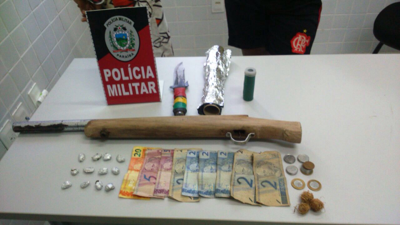 Material apreendido pela polícia no local (Foto: Divulgação/PM)
