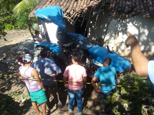 Acidente com trator aconteceu na Zona Rural de Cuitegi (Foto: Volney Andrade/TV Cabo Branco)