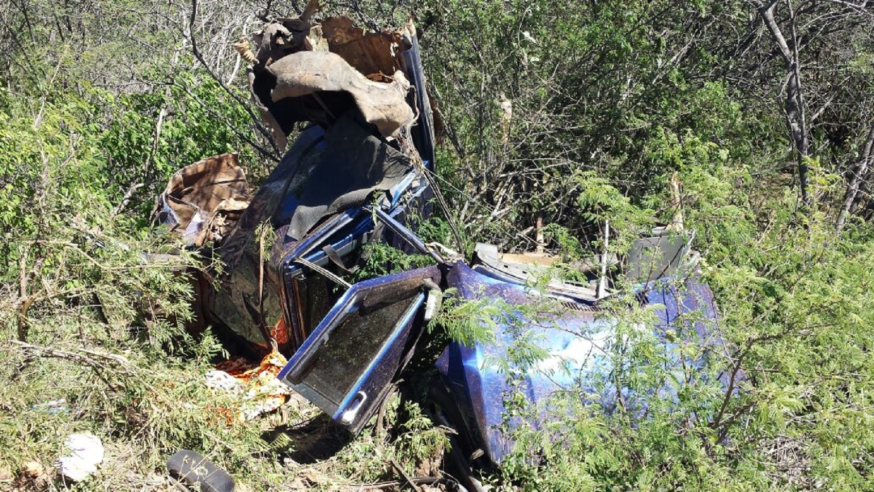 Carro azul ficou totalmente destruído