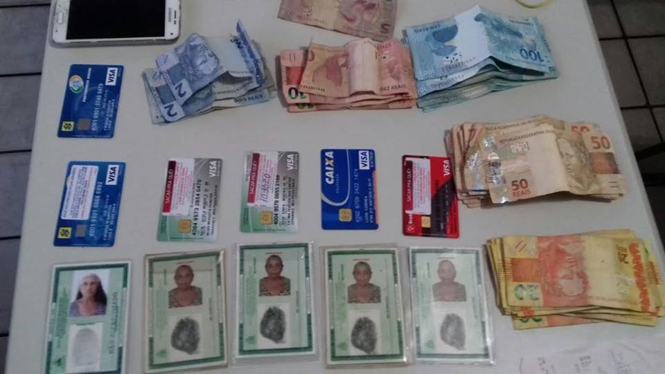 PRF apreendeu documentos, cartões e dinheiro com o grupo (Foto: Divulgação/PRF)