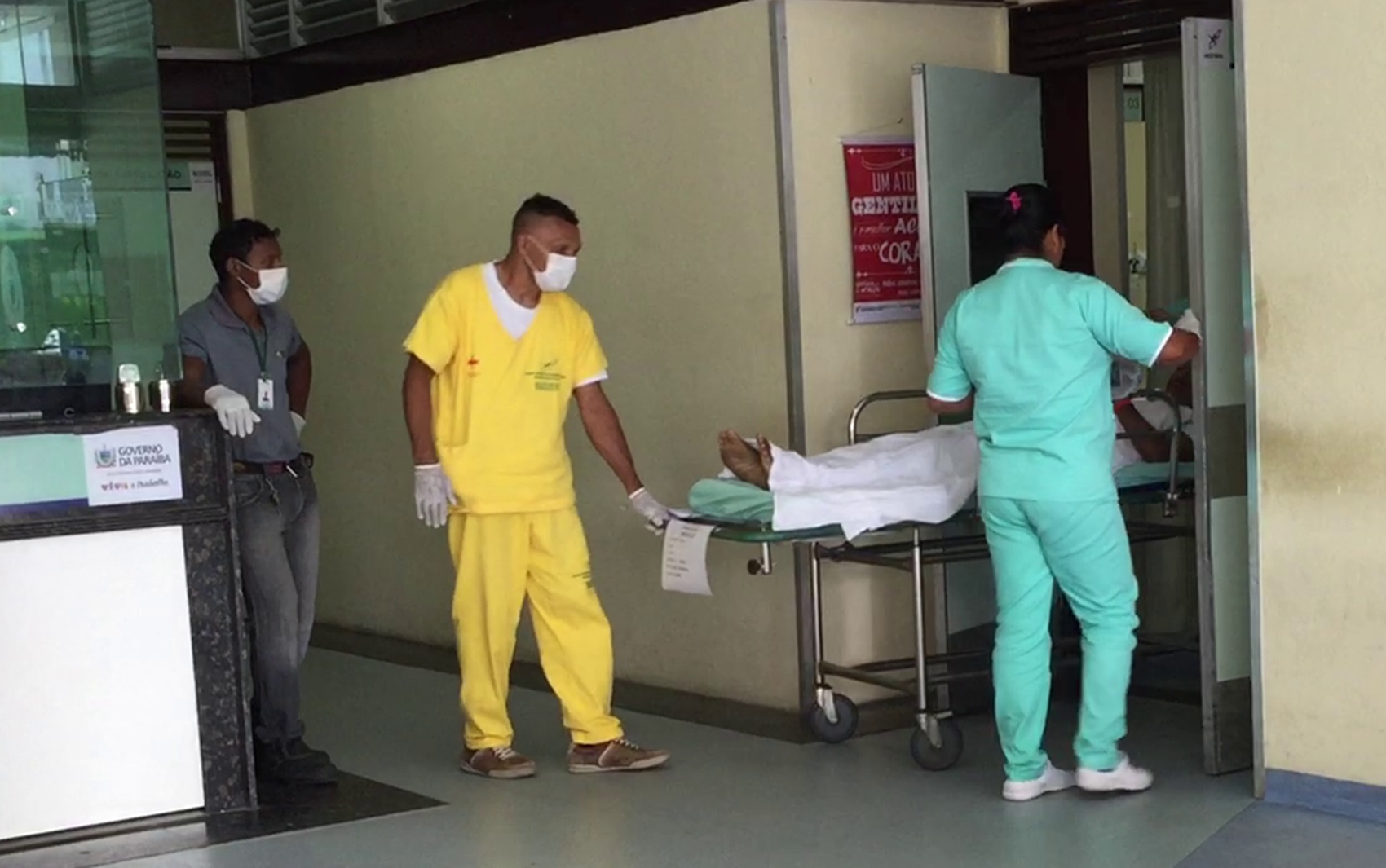 Jovens foram atendidos no Hospital de Trauma de João Pessoa após serem baleados em Mandacaru (Foto: Walter Paparazzo)