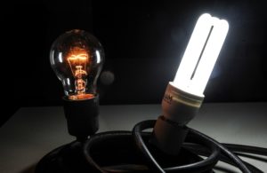 Lâmpadas incandescentes (esq.) devem ser substituídas por versões mais econômicas, como as de LED (dir.) (Foto: Marcello Casal Jr/Agência Brasil)