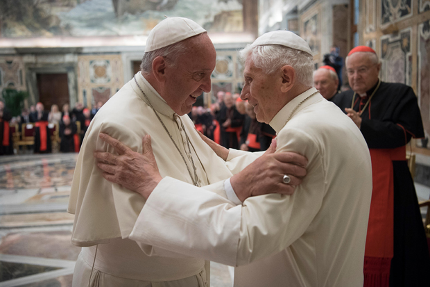 Papa Francisco (esq) com seu antecessor no cargo, Bento 16 (Foto: L'Osservatore Romano/AP)