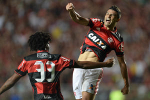 Ederson comemora gol da vitória do Flamengo sobre o Internacional: 1 a 0 em Cariacica (Foto: Agência Estado)