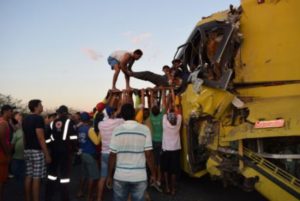 Acidente envolveu dois ônibus e uma moto; cerca de 50 pessoas ficaram feridas