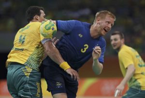 Jogador sueco passa por marcador brasileiro (foto: REUTERS/Damir Sagolj)