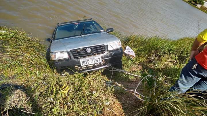 Carro caiu dentro de açude próximo a estrada que liga Pirpirituba a Jacaraú