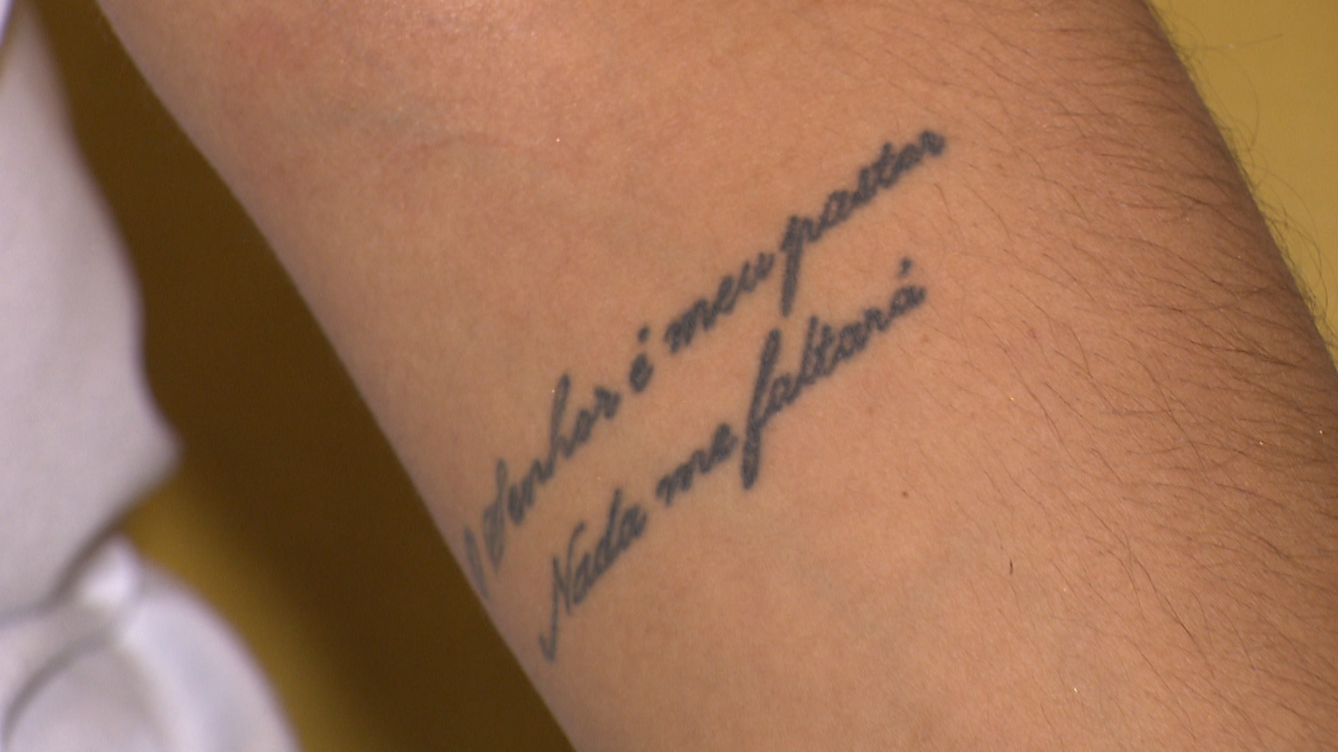 Algumas tatuagens da professora são passagens bíblicas (Foto: Reprodução/TV Paraíba)