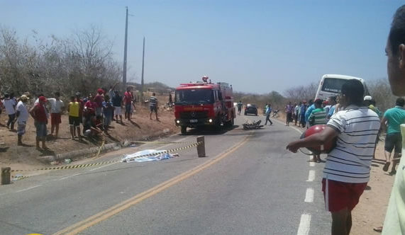 Motocicleta pegou fogo após o acidente Foto: RepórterPB)