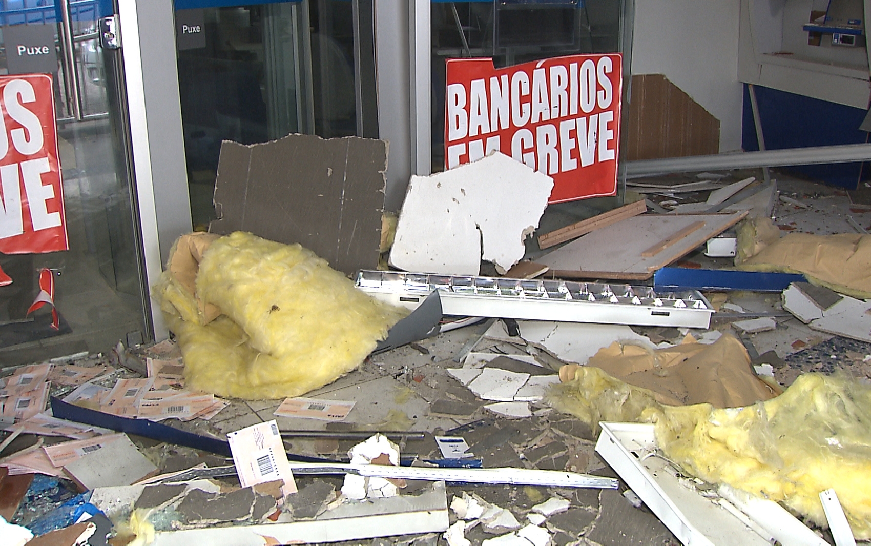 Agência ficou completamente destruída após a explosão (Foto: Reprodução/TV Cabo Branco)