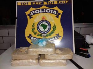 Droga foi encontrada com mulher dentro de ônibus que seguia de Natal para João Pessoa (Foto: Divulgação/PRF)