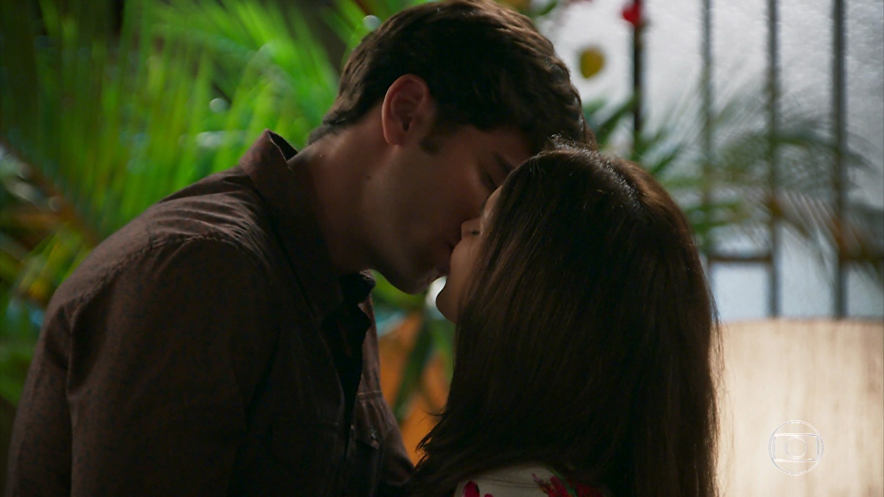 Felipe (Marcos Pitombo) e Shirlei (Sabrina Petraglia) dão primeiro beijo em cena do dia 31